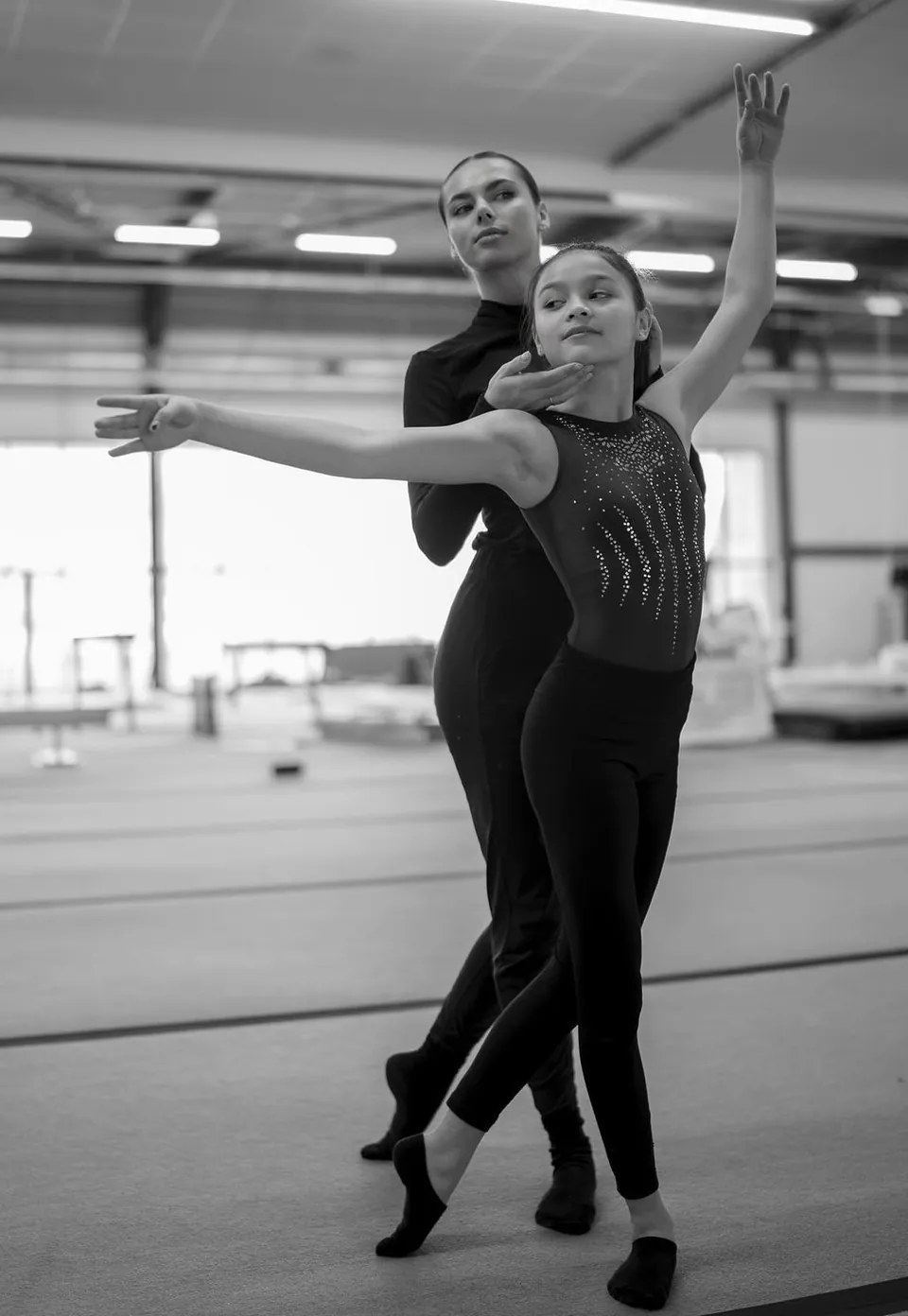Twee dansers in een choreografie, in zwart-wit