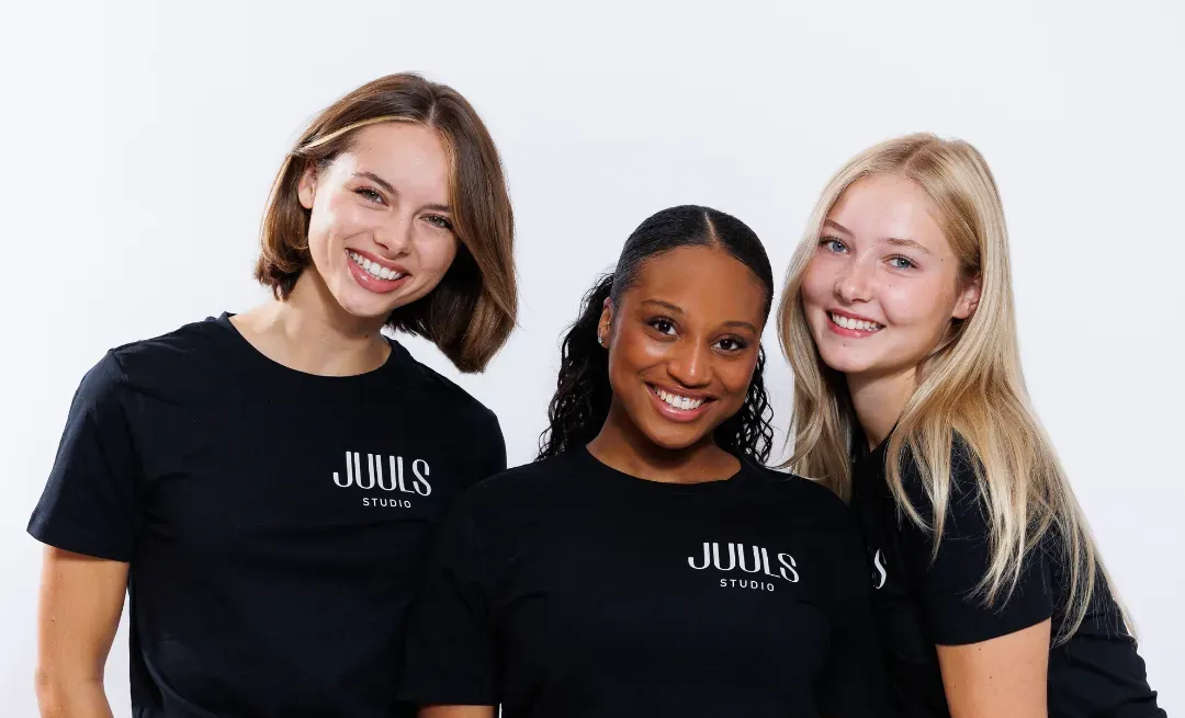 Drie docenten van Juuls Studio in zwarte Juuls Studio-shirts